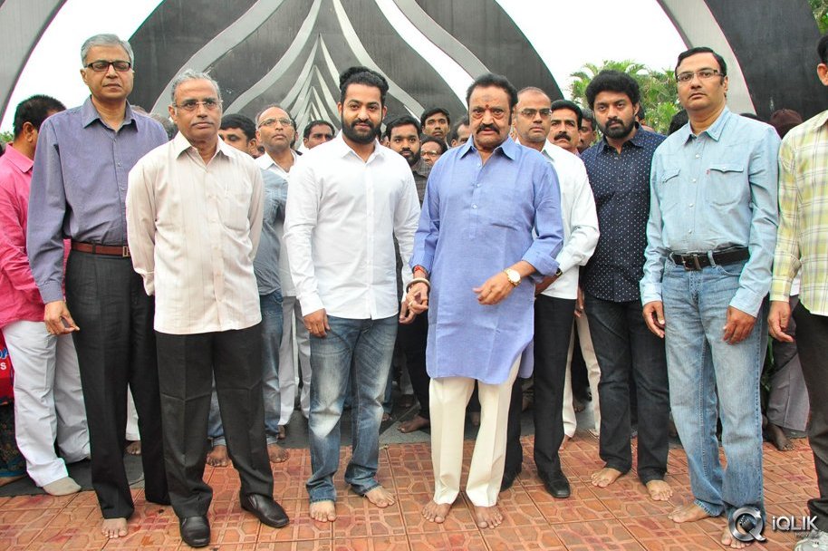 NTR-Family-Visit-to-NTR-Ghat-2016